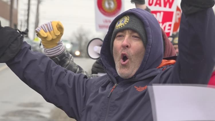 'Our members want to be heard': Bath Iron Works draftsmen continue strike after failed contract negotiations