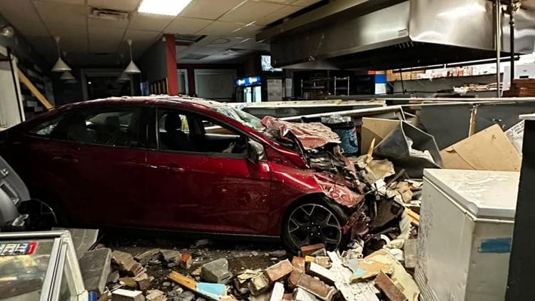 Auburn pizza shop reopens 4 days after car crashes into building