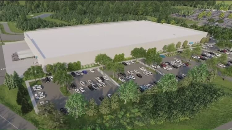 Amazon representatives detail warehouse plans at Gorham board meeting
