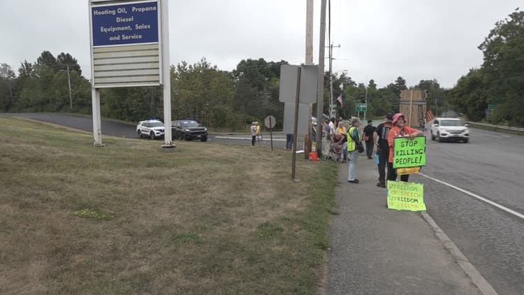 Vance visit to Brewer draws supporters and protesters
