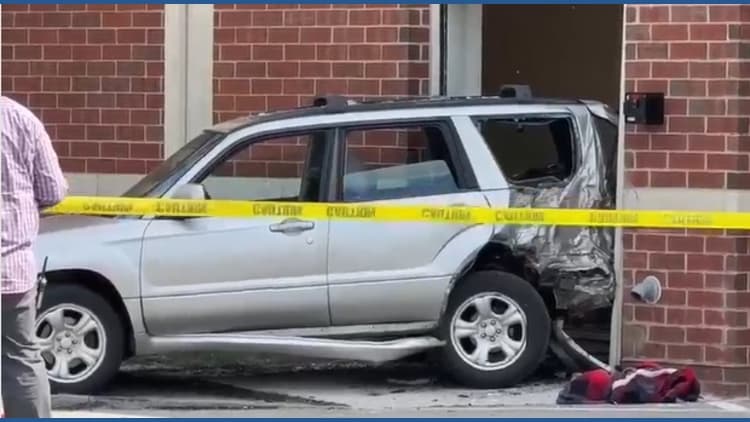 Car crashes into hospital entrance in Portland, no injuries reported